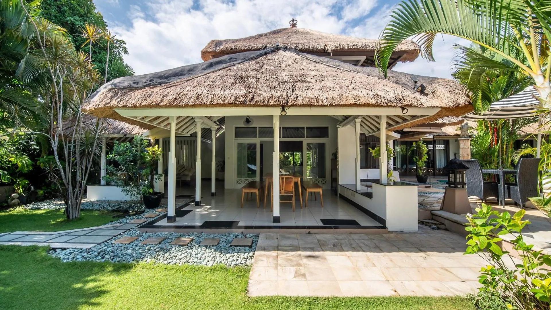 Villa Nyumpene In Legian Indonésie